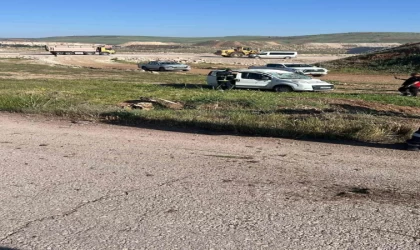 Mardin’de hafif ticari araç boş alana uçtu: 4 kişi yaralandı