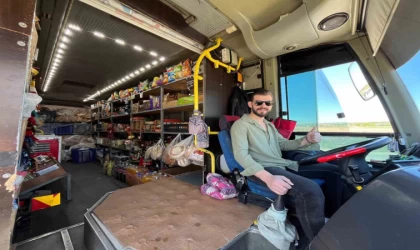 Marketini ’sırtına’ sarıp köyleri gezmeye başladı; ”O olmasa aç kalırız”