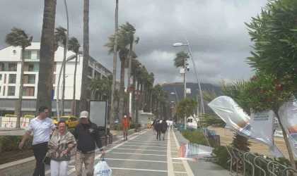 Marmaris’te rüzgar şiddetini artırdı