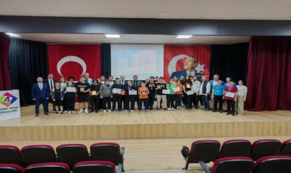 Matematik Olimpiyatları’nda dereceye giren öğrenciler ödüllerini aldı