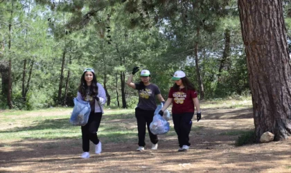 Mersin’de öğrenciler ormanlık alanda temizlik yaptı