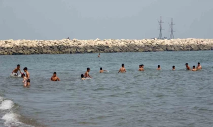 Mersin’de sıcaktan bunalan vatandaşlar denizde serinledi