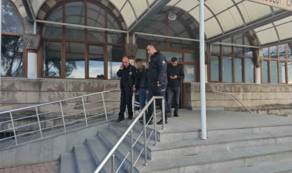 Minareden intihar girişimini polis engelledi