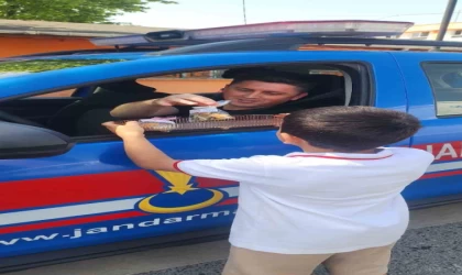 Minik yüreklerden büyük farkındalık: Yaya geçidinde duranlara tatlı teşekkür