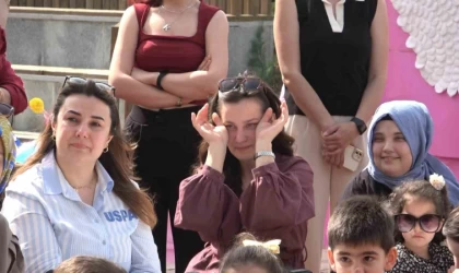 Miniklerden duygusal Anneler Günü kutlaması