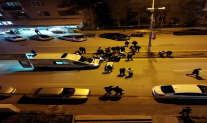 Motosiklet yolun karşısına geçen yayaya çarptı: 2 yaralı