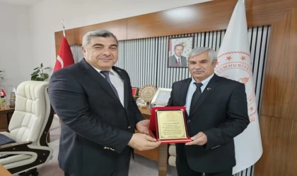 Müdür Sünnetci’den emekli eğitimciye anlamlı plaket