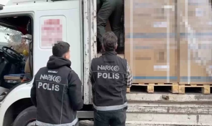 Narkotik köpeği tepki verdi, klimaların arasından binlerce uyuşturucu çıktı