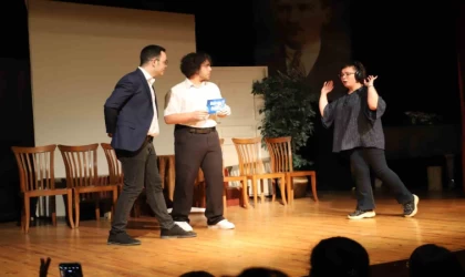 Nazilli Belediyesi Büyükler Tiyatro Grubu gösterisi ilgi gördü