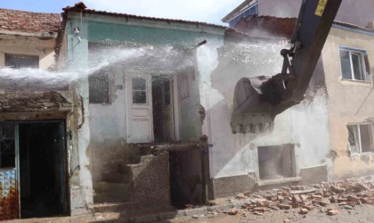 Nazilli’de metruk binalar yıkılıyor