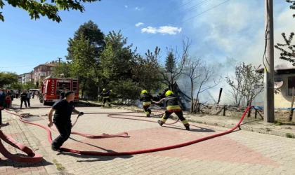 Odunlukta çıkan yangın eve sıçradı: Tek katlı ev küle döndü