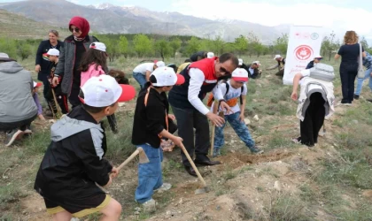 Öğrenciler fidanları toprakla buluşturdu