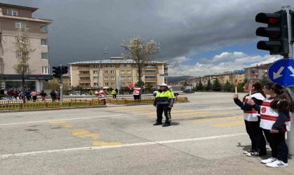 Öğrencilerden trafikte farkındalık uygulaması