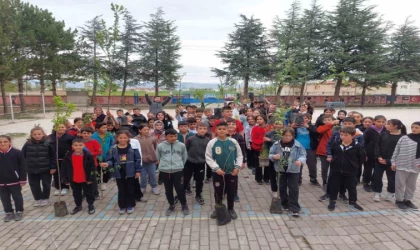 Öğretmen ve öğrenciler 100 fidanı toprakla buluşturdu
