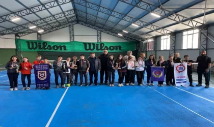 Okullar teniste yarıştı