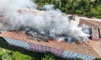 Okulun çatısı çıkan yangında küle döndü