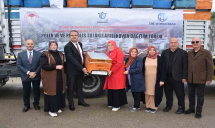 Ordu’da 48 üreticiye 2 bin 400 adet arılı kovan desteği verildi