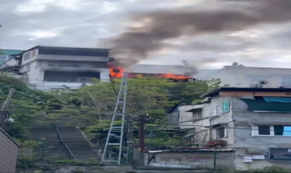 Ortaköy’de ahşap bina alevlere teslim oldu