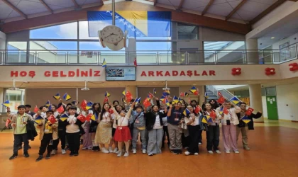 Ortaokul öğrencileri 8 günde 6 ülke gezdi: Kardeş okullarına ağaç diktiler