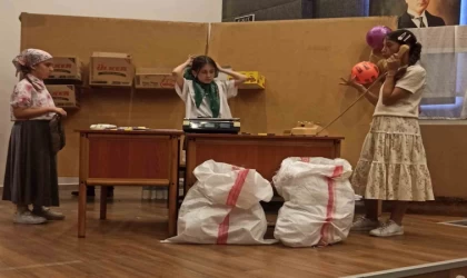 Ortaokul öğrencilerinin tiyatro performansı tam not aldı