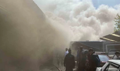 Oto kilit dükkanında çıkan yangında göz gözü görmedi