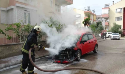 Otomobil alev alev yandı, görüntüyü çeken afacanların yorumları gülümsetti