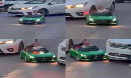 Otomobil çocuğun bindiği akülü araca çarptı: O anlar kamerada