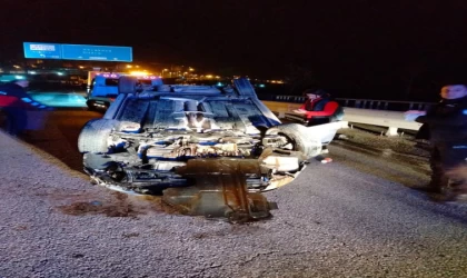 Otomobil köprü üzerinde takla attı, sürücü yara almadan kurtuldu