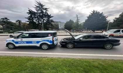 Otomobil, polis ekip otosuna arkadan çarptı