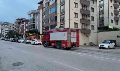 Otomobilin motoruna giren kedi, yaklaşık 2 saat sonra çıkarıldı