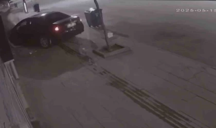 Otomobiliyle iş yerine çarpan sürücü kaçtı
