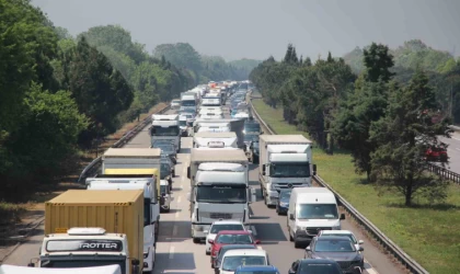 Otoyolda lastiği patlayan tır, bariyerlere çarptı: Bölgede uzun araç kuyrukları oluştu