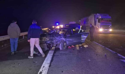 Otoyolda önce refüje sonra bariyerlere çarpan otomobil hurdaya döndü: 4 yaralı