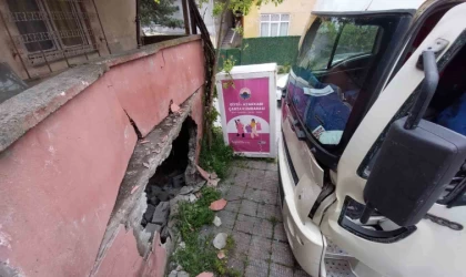 Park halindeki kamyon hareket ederek çarptığı metruk binanın duvarını yıktı