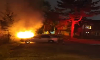 Park halindeki otomobil alev alev yandı