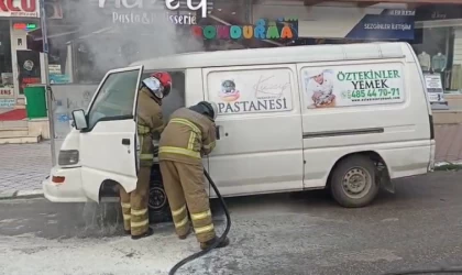 Park halindeki panelvan minibüste yangın paniği
