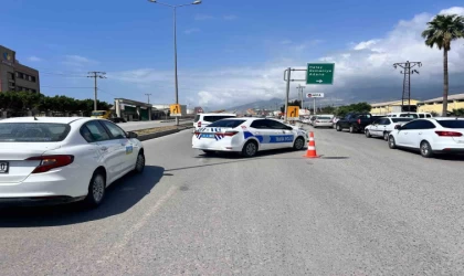 Patlamayla yaşanan doğalgaz kaçağını hiçe sayarak sigara içen vatandaşlara polisten anonslu uyarı