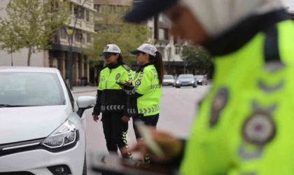 Polis anneler en özel günlerinde de aşkla görev başında