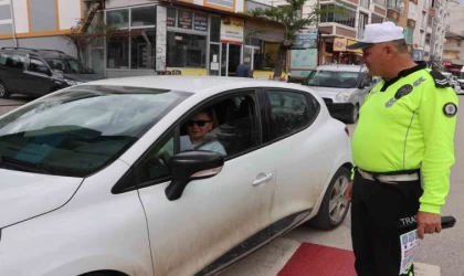 Polislerden hayat kurtaran trafik bilgilendirmesi