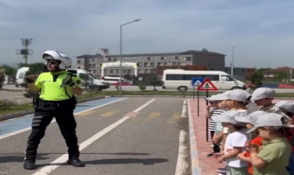 Polisten çocuklara sevgi dolu yaklaşım