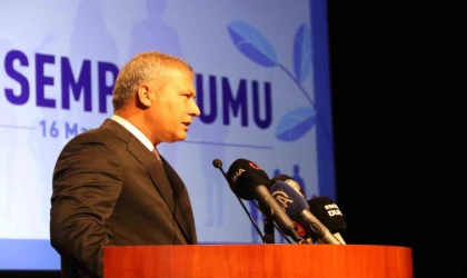Rektör Adıgüzel kısıtlı imkânlarla bütün çocuklarını okutan ailesinden bahsederken duygulandı