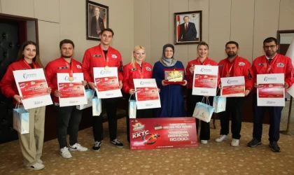 Rektör Kibar TEKNOFEST Kıbrıs’ta birincilik kazanan öğrencileri ağırladı