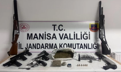 Ruhsatsız silahlar ve uyuşturucuyla yakalandı