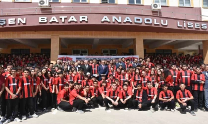 Şahinbey Belediyesi’nden, 160 bin öğrenciye Gaziantep FK forması