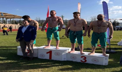 Sakarya Büyükşehirli pehlivanlardan Bilecik’te bir altın bir gümüş madalya