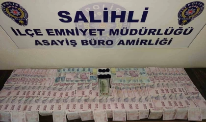 Salihli’de aranan şahıslar kumar oynarken yakaladı