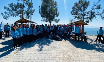 Samsat’ta protokol ve öğrenciler doğa temizliği yaptı