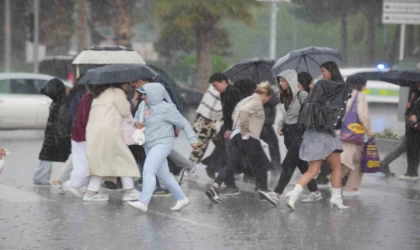 Samsun’da sağanak yağmur ve dolu hayatı olumsuz etkiledi