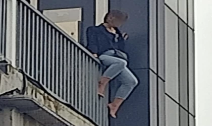 Samsun’da üst geçidin korkuluklarına çıkan kadını polis ikna etti