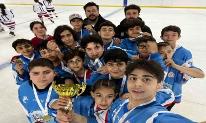 Samsun’dan buz hokeyinde çifte kupa